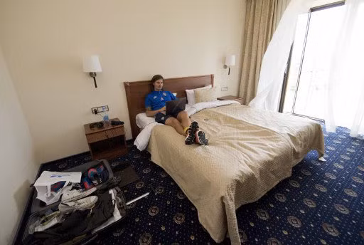 Còn đây là phòng ngủ của các tuyển thủ. Còn đây là phòng ngủ của các tuyển thủ.