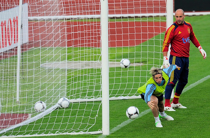 Torres thử sức mình làm thủ môn. Torres thử sức mình làm thủ môn.