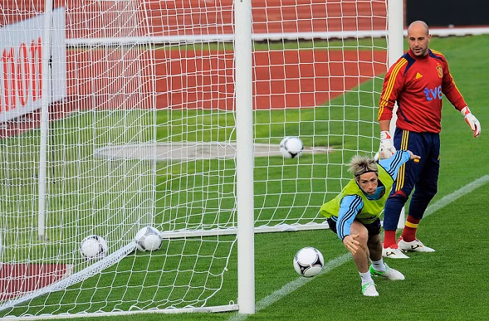 Torres thử sức mình làm thủ môn.