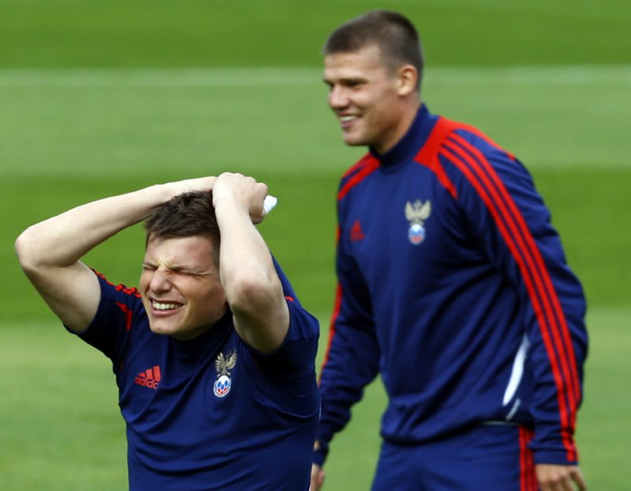 Tuy thường xuyên ngồi trên ghế dự bị khi thi đấu cho Arsenal nhưng Arshavin vẫn là trụ cột không thể thiếu ĐT Nga. Tuy thường xuyên ngồi trên ghế dự bị khi thi đấu cho Arsenal nhưng Arshavin vẫn là trụ cột không thể thiếu ĐT Nga.