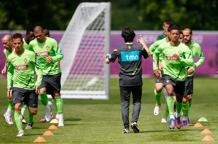 Nani cùng đồng đội đang hăng say tập luyện. Nani cùng đồng đội đang hăng say tập luyện.