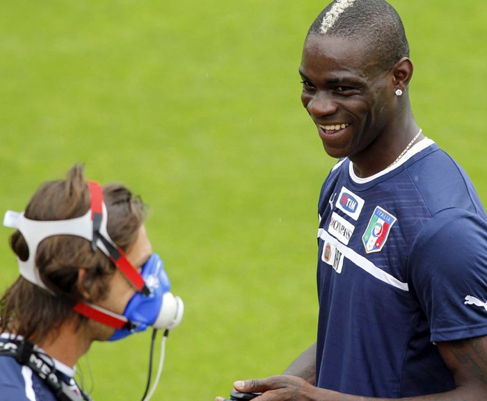 Balotelli luôn là tâm điểm dù ở nơi đâu. Balotelli luôn là tâm điểm dù ở nơi đâu.