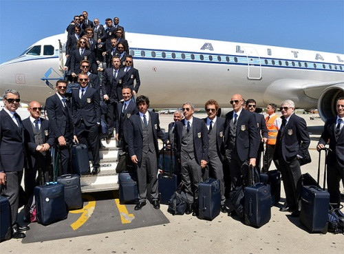 ĐT Italia tạo dáng để chụp hình trước khi lên máy bay. ĐT Italia tạo dáng để chụp hình trước khi lên máy bay.