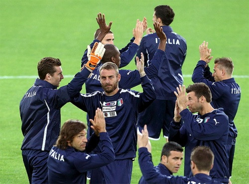 Ngay khi tới Krakow , các cầu thủ đã xỏ giầy tập luyện hăng say. Ngay khi tới Krakow , các cầu thủ đã xỏ giầy tập luyện hăng say.