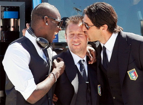 Hình ảnh tinh nghịch của Balotelli, Cassano và Buffon. Hình ảnh tinh nghịch của Balotelli, Cassano và Buffon.