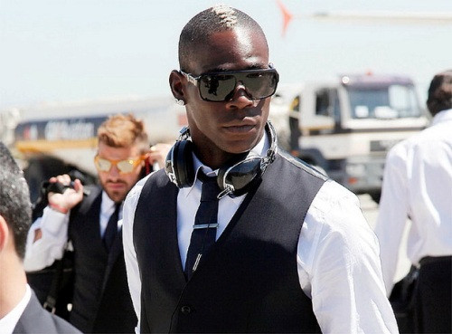 Balotelli luôn là tâm điểm dù ở nơi đâu. Balotelli luôn là tâm điểm dù ở nơi đâu.