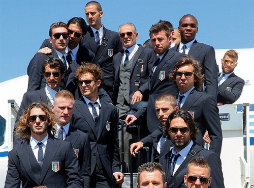 ĐT Italia tạo dáng để chụp hình trước khi lên máy bay. ĐT Italia tạo dáng để chụp hình trước khi lên máy bay.