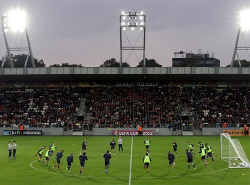 Ngay khi tới Krakow , các cầu thủ đã xỏ giầy tập luyện hăng say. Ngay khi tới Krakow , các cầu thủ đã xỏ giầy tập luyện hăng say.