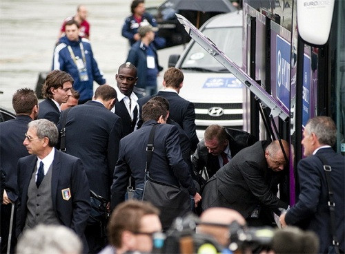 ĐT Italia tới sân bay Pisa, nơi họ sẽ cất cánh sang Ba Lan. ĐT Italia tới sân bay Pisa, nơi họ sẽ cất cánh sang Ba Lan.