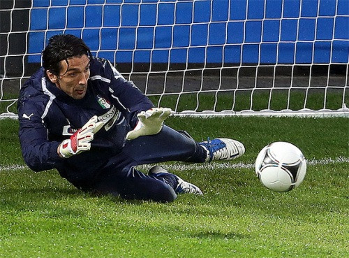 Ngay khi tới Krakow , các cầu thủ đã xỏ giầy tập luyện hăng say. Ngay khi tới Krakow , các cầu thủ đã xỏ giầy tập luyện hăng say.