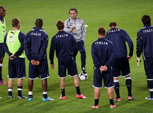 Ngay khi tới Krakow , các cầu thủ đã xỏ giầy tập luyện hăng say. Ngay khi tới Krakow , các cầu thủ đã xỏ giầy tập luyện hăng say.