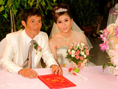 Con đường công danh phần nào đã ổn định, bà xã xinh đẹp thì luôn là động lực vô tận giúp Tấn Tài vượt qua mọi khó khăn. Có thể nói, Lê Tấn Tài khiến nhiều người phải ghen tỵ với cuộc sống như vậy. Nhưng có lẽ cũng ít ai biết rằng, Tài là một trường hợp rất đặc biệt của bóng đá Việt Nam… Con đường công danh phần nào đã ổn định, bà xã xinh đẹp thì luôn là động lực vô tận giúp Tấn Tài vượt qua mọi khó khăn. Có thể nói, Lê Tấn Tài khiến nhiều người phải ghen tỵ với cuộc sống như vậy. Nhưng có lẽ cũng ít ai biết rằng, Tài là một trường hợp rất đặc biệt của bóng đá Việt Nam…