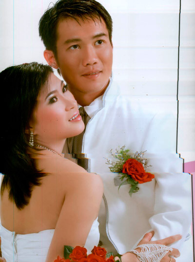 Nhung chính là động lực to lớn giúp Tài vượt qua nhiều khó khăn trong sự nghiệp và cuộc sống. Sau 7 năm yêu nhau, Tấn Tài quyết định “góp gạo thổi cơm chung” với người đẹp Bích Nhung vào ngày 28/8/2011. Nhung chính là động lực to lớn giúp Tài vượt qua nhiều khó khăn trong sự nghiệp và cuộc sống. Sau 7 năm yêu nhau, Tấn Tài quyết định “góp gạo thổi cơm chung” với người đẹp Bích Nhung vào ngày 28/8/2011.