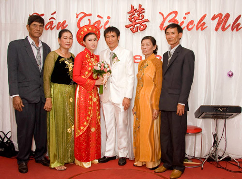 “Giờ là lúc tôi tập trung tối đa cho sự nghiệp, bởi tôi đã tìm thấy bến đỗ của đời mình. Hơn nữa, Nhung rất hiểu nghề của chồng, ngay cả khi đi xa, cô ấy vẫn động viên tôi chơi thật tốt”, Tấn Tài tâm sự. “Giờ là lúc tôi tập trung tối đa cho sự nghiệp, bởi tôi đã tìm thấy bến đỗ của đời mình. Hơn nữa, Nhung rất hiểu nghề của chồng, ngay cả khi đi xa, cô ấy vẫn động viên tôi chơi thật tốt”, Tấn Tài tâm sự.