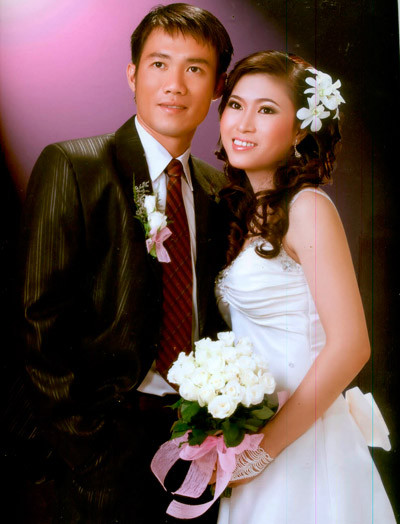 Bích Nhung là em gái của cầu thủ Đào Văn Phong - đồng đội cũ của Tấn Tài ở CLB Khánh Hòa. Hai người tình cờ gặp nhau vào một buổi tối năm 2004 trong lần Tài đến chơi nhà Văn Phong. Lần đầu gặp mặt nhưng Tấn Tài đã “chết mê, chết mệt” trước cô gái xinh đẹp, hồn nhiên mới 18 tuổi. Nhận được sự giúp đỡ của đồng đội Văn Phong, anh quyết định cưa cẩm người đẹp, nhưng cũng phải gần một năm sau, Tấn Tài mới chinh phục được trái tim Bích Nhung. Bích Nhung là em gái của cầu thủ Đào Văn Phong - đồng đội cũ của Tấn Tài ở CLB Khánh Hòa. Hai người tình cờ gặp nhau vào một buổi tối năm 2004 trong lần Tài đến chơi nhà Văn Phong. Lần đầu gặp mặt nhưng Tấn Tài đã “chết mê, chết mệt” trước cô gái xinh đẹp, hồn nhiên mới 18 tuổi. Nhận được sự giúp đỡ của đồng đội Văn Phong, anh quyết định cưa cẩm người đẹp, nhưng cũng phải gần một năm sau, Tấn Tài mới chinh phục được trái tim Bích Nhung.