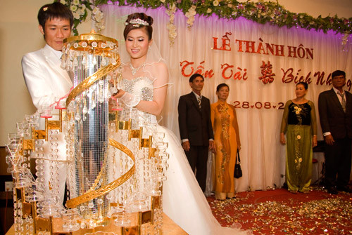 Tấn Tài (sinh năm 1985), khi chẵn 18 tuổi anh mới dám xách giầy từ Ninh Hòa xuống Nha Trang xin tập cùng đội Khánh Hòa. Năm 2004, chỉ xem Tấn Tài đá ở giải hạng Nhì nhưng HLV Tavares vẫn quyết định gọi Tài vào tuyển Việt Nam. Dân miền biển chân chất, Tài mang theo cả sự hồn nhiên ra Hà Nội hội quân. Chàng trai miền Trung trở thành đề tài đàm tiếu của giới truyền thông, của các đồng đội khi ra sân tập với đôi giày vải và cả việc xin HLV Tavares được ra về…Nhưng với nỗ lực không biết mệt mỏi, Tấn Tài đã thể hiện được tài năng thiên bẩm của mình, anh luôn thi đấu hết mình trên sân cỏ, đó là điều mà rất nhiều cầu thủ cần học tập. Tấn Tài (sinh năm 1985), khi chẵn 18 tuổi anh mới dám xách giầy từ Ninh Hòa xuống Nha Trang xin tập cùng đội Khánh Hòa. Năm 2004, chỉ xem Tấn Tài đá ở giải hạng Nhì nhưng HLV Tavares vẫn quyết định gọi Tài vào tuyển Việt Nam. Dân miền biển chân chất, Tài mang theo cả sự hồn nhiên ra Hà Nội hội quân. Chàng trai miền Trung trở thành đề tài đàm tiếu của giới truyền thông, của các đồng đội khi ra sân tập với đôi giày vải và cả việc xin HLV Tavares được ra về…Nhưng với nỗ lực không biết mệt mỏi, Tấn Tài đã thể hiện được tài năng thiên bẩm của mình, anh luôn thi đấu hết mình trên sân cỏ, đó là điều mà rất nhiều cầu thủ cần học tập.