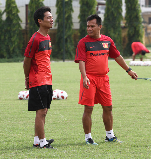 “Buổi đầu quan sát tôi thấy Mạc Hồng Quân và Nguyễn Thanh Giang có kỹ thuật khá tốt. Tuy nhiên, để đánh giá hoàn chỉnh về hai cầu thủ này thì tôi cần thêm thời gian. Tôi cũng hy vọng hai cầu thủ này sẽ vượt qua được kỳ sát hạch, có mặt trong danh sách 22 cầu thủ tham dự vòng loại U22 châu Á”, HLV Lư Đình Tuấn chia sẻ.