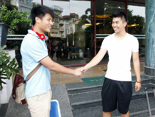 Mạc Hồng Quân và Nguyễn Thanh Giang là hai cái tên đáng chú ý nhất trong đợt tập trung lần này của U22 Việt Nam. Cả hai được đích thân HLV Mai Đức Chung lặn lội sang tận trời Âu để xem giò trước khi chấm hai cầu thủ này vào danh sách U22 Việt Nam. Cũng chính ông Chung là người đã “năn nỉ” Tổng cục TDTT gọi lại hai cầu thủ này sau khi cả hai bị gạt khỏi danh sách trước đó với lý do “đây là thời điểm chưa phù hợp”. Chiều qua (5/6), hai cầu thủ Việt kiều Mạc Hồng Quân và Nguyễn Thanh Giang hội quân đúng hẹn tại khách sạn La Thành (Hà Nội).