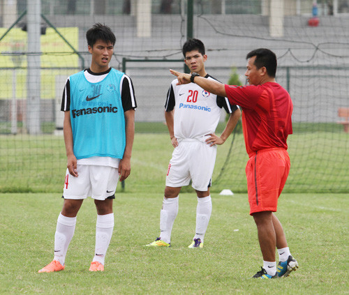 HLV Lư Đình Tuấn tận tình chỉ dạy cho Mạc Hồng Quân.