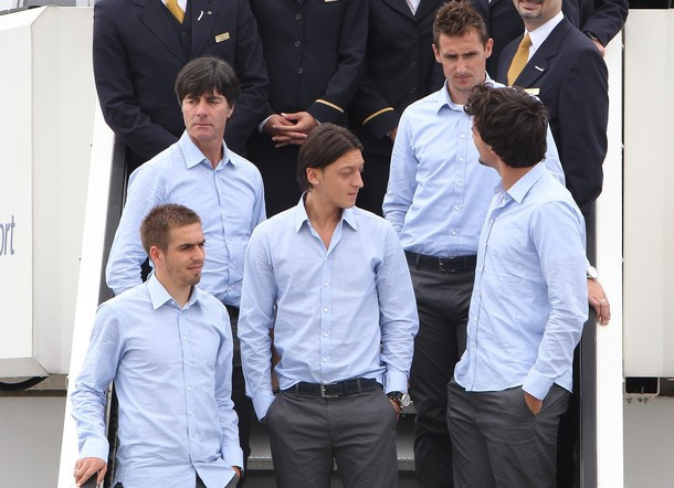 Thầy trò Loew rất bảnh bao khi tạo dáng trước khi máy bay cất cánh.