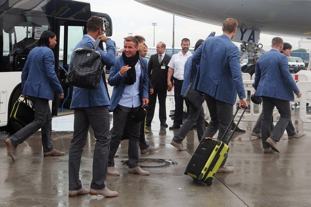 Người Đức luôn tự hào đội bóng của họ là một trong những đội tuyển quốc gia mạnh nhất thế giới. Ở sân chơi châu lục Đức cũng từng 3 lần vô địch châu Âu vào các năm 1972, 1980 và 1996. Đến bây giờ, chưa có một đội bóng lại tại châu lục có thể 3 lần vô địch Euro ngoài cỗ xe tăng Đức, cho dù 3 kỳ Euro đầu tiên (1960, 1964 và 1968) đội bóng này không tham dự. Tuy nhiên, lần gần nhất Đức vô địch Euro cũng đã 16 năm và giờ đây họ đang muốn tìm lại cảm giác chiến thắng ấy. Còn đây là hình ảnh tuyển Đức rời xe bus lên máy bay (Máy bay chở tuyển Đức xuất phát từ sân bay quốc tế Frankfurt am Main).