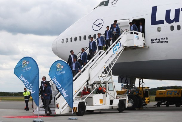 Xin chào Ba Lan! Các cầu thủ Đức bước xuống sân bay Danzig, Ba Lan.