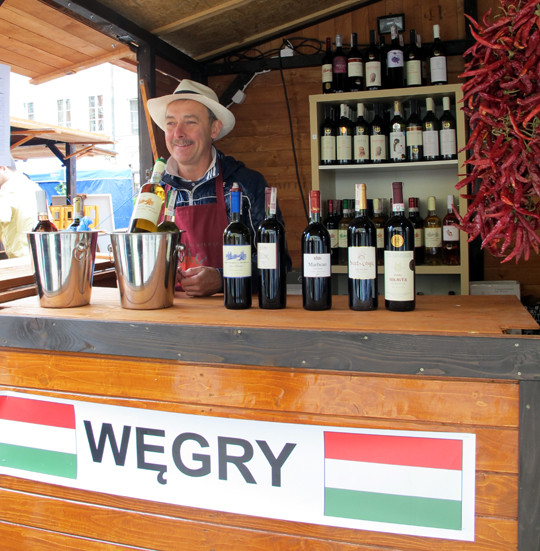 Cùng tham quan các quầy bán đồ ăn, thức uống của các quốc gia tham dự EURO 2012 trong fanzone tại Wroclaw, Ba Lan.