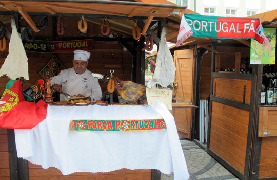 Cùng tham quan các quầy bán đồ ăn, thức uống của các quốc gia tham dự EURO 2012 trong fanzone tại Wroclaw, Ba Lan.