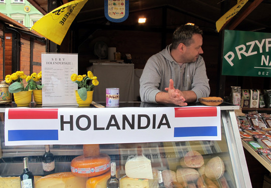 Fanzone tại thành phố Wroclaw được đặt giữa khu phố cổ nằm ở trung tâm thành phố. Và đây chắc chắn là nơi nhộn nhịp nhất của Wroclaw khi Euro 2012 chính thức diễn ra. Từ đồ ăn, thức uống của tất cả các quốc gia tham dự Euro đã được bày bán từ 1 tuần trước khi khai mạc giải đấu này. Còn đây là một quầy bán đồ ăn Hà Lan trong fanzone tại Wroclaw.