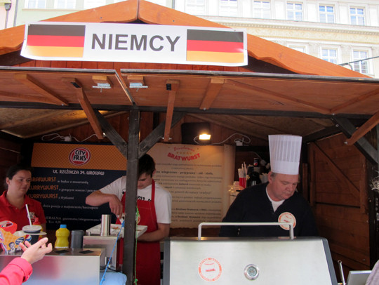 Cùng tham quan các quầy bán đồ ăn, thức uống của các quốc gia tham dự EURO 2012 trong fanzone tại Wroclaw, Ba Lan.