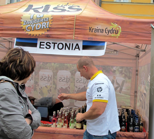 Cùng tham quan các quầy bán đồ ăn, thức uống của các quốc gia tham dự EURO 2012 trong fanzone tại Wroclaw, Ba Lan.