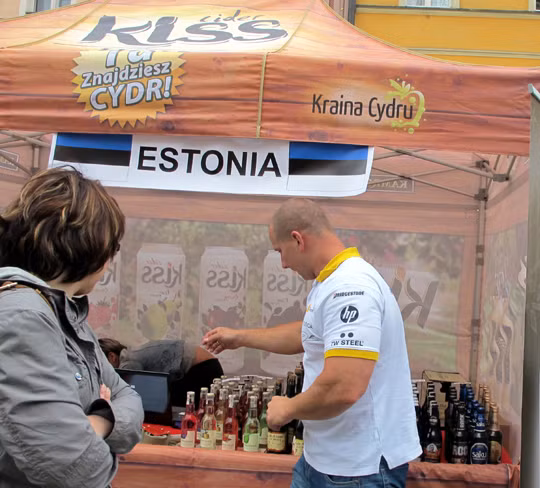 Cùng tham quan các quầy bán đồ ăn, thức uống của các quốc gia tham dự EURO 2012 trong fanzone tại Wroclaw, Ba Lan.