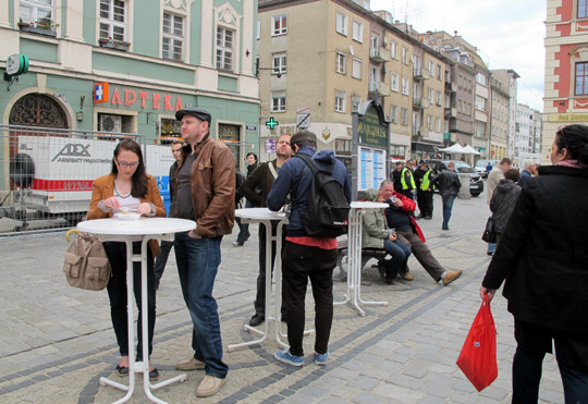 Cách fanzone chỉ vài chục mét thôi là đến một dãy cửa hàng bán đồ ăn nhẹ của người bản xứ.