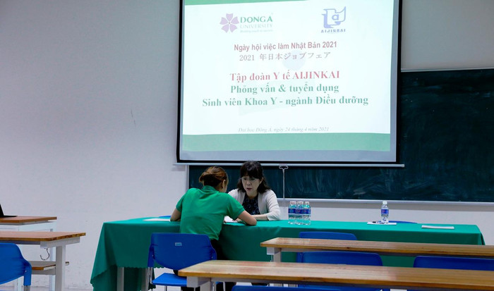 Nhiều sinh viên được phỏng vấn, tuyển dụng trong ngày hội việc làm Nhật Bản 2021. Ảnh: AN Nhiều sinh viên được phỏng vấn, tuyển dụng trong ngày hội việc làm Nhật Bản 2021. Ảnh: AN