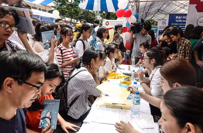 Gian tư vấn trực tiếp cho thí sinh, phụ huynh của Trường Đại học Bách khoa Hà Nội tại Ngày hội Tư vấn xét tuyển đại học, cao đẳng năm 2017 (Ảnh minh họa: Trần Hải)