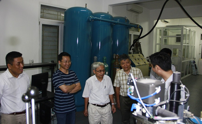 Phó giáo sư Phan Mạnh Hưởng (thứ hai từ trái qua phải)- hiện giảng dạy Đại học Nam Florida (Mỹ) khi anh đến làm việc với các thầy trong khoa Vật lý Đại học Khoa học tự nhiên (Đại học Quốc gia Hà Nội) chuẩn bị cho Hội thảo quốc tế về khoa học vật liệu vào đầu năm 2019. (Ảnh: Thu Lương)