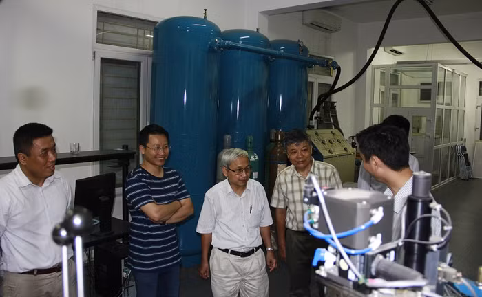 Phó giáo sư Phan Mạnh Hưởng (thứ hai từ trái qua phải)- hiện giảng dạy Đại học Nam Florida (Mỹ) khi anh đến làm việc với các thầy trong khoa Vật lý Đại học Khoa học tự nhiên (Đại học Quốc gia Hà Nội) chuẩn bị cho Hội thảo quốc tế về khoa học vật liệu vào đầu năm 2019. (Ảnh: Thu Lương)