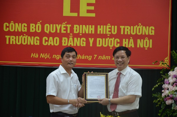 Tiến sĩ Lê Đức Mạnh (trái) - Chủ tịch Hội đồng Quản trị trao quyết định bổ nhiệm Hiệu trưởng cho Giáo sư Lê Trung Hải (Phải). (Ảnh: Công Luân) Tiến sĩ Lê Đức Mạnh (trái) - Chủ tịch Hội đồng Quản trị trao quyết định bổ nhiệm Hiệu trưởng cho Giáo sư Lê Trung Hải (Phải). (Ảnh: Công Luân)