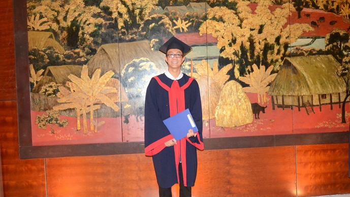 Em Nguyễn Văn Long – cậu sinh viên thủ khoa đầu ra của trường Đại học Luật Hà Nội năm 2018(Ảnh: Thùy Linh)