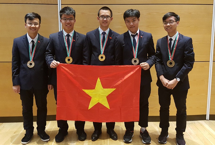 Cả 5/5 thí sinh đều đoạt Huy chương Olympic Vật lí quốc tế 2018 (Ảnh: Ban tổ chức cung cấp) Cả 5/5 thí sinh đều đoạt Huy chương Olympic Vật lí quốc tế 2018 (Ảnh: Ban tổ chức cung cấp)