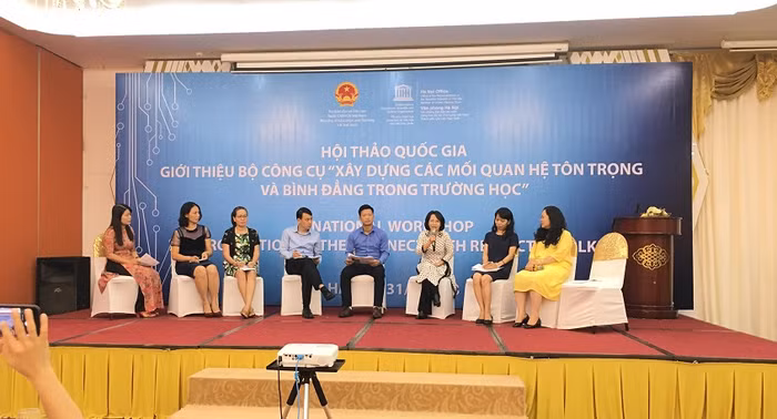 Ngày 31/7, tại Hà Nội, Bộ Giáo dục và Đào tạo tổ chức hội thảo quốc gia giới thiệu bộ công cụ hướng dẫn xây dựng các mối quan hệ tôn trọng và bình đẳng trong trường học. (Ảnh: Thùy Linh) Ngày 31/7, tại Hà Nội, Bộ Giáo dục và Đào tạo tổ chức hội thảo quốc gia giới thiệu bộ công cụ hướng dẫn xây dựng các mối quan hệ tôn trọng và bình đẳng trong trường học. (Ảnh: Thùy Linh)