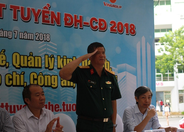 Theo Đại tá Vũ Xuân Tiến, thí sinh muốn đăng kí dự tuyển vào các trường quân đội phải qua sơ tuyển thì mới đủ điều kiện xét tuyển. (Ảnh: Thùy Linh) Theo Đại tá Vũ Xuân Tiến, thí sinh muốn đăng kí dự tuyển vào các trường quân đội phải qua sơ tuyển thì mới đủ điều kiện xét tuyển. (Ảnh: Thùy Linh)