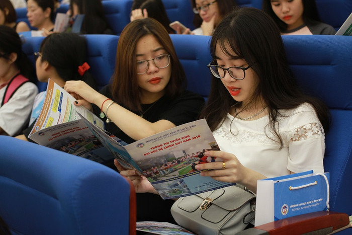 Chuyên gia khuyên thí sinh không nên thêm quá nhiều, tối đa 10 đến 12 nguyện vọng là ổn nhất. (Ảnh: Thùy Linh) Chuyên gia khuyên thí sinh không nên thêm quá nhiều, tối đa 10 đến 12 nguyện vọng là ổn nhất. (Ảnh: Thùy Linh)