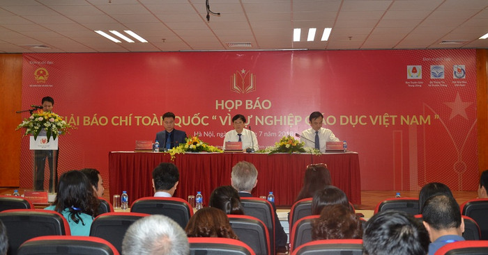 Lần đầu tiên có giải báo chí toàn quốc “Vì sự nghiệp Giáo dục Việt Nam” (Ảnh: Thùy Linh)