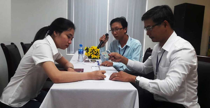 Sau khi hoàn thành việc lựa chọn nhiệm sở, giáo viên sẽ đối chiếu các thủ tục liên quan để làm hồ sơ về trường. Ảnh: TT