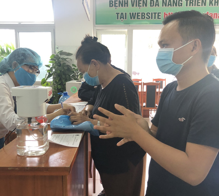 Máy sát khuẩn nhanh được lắp đặt, sử dụng tại Bệnh viện Đa khoa Đà Nẵng. Ảnh: NĐT Máy sát khuẩn nhanh được lắp đặt, sử dụng tại Bệnh viện Đa khoa Đà Nẵng. Ảnh: NĐT