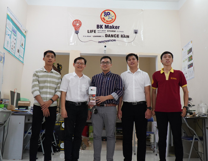 Nhóm nghiên cứu cùng sản phẩm là máy sát khuẩn nhanh. Ảnh: XT Nhóm nghiên cứu cùng sản phẩm là máy sát khuẩn nhanh. Ảnh: XT
