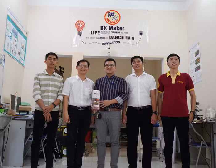 Nhóm nghiên cứu cùng sản phẩm là máy sát khuẩn nhanh. Ảnh: XT