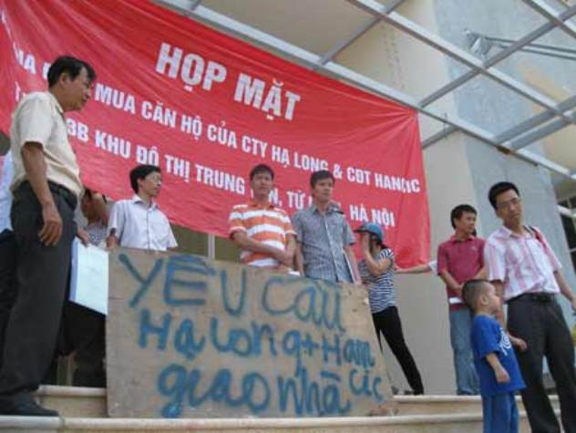 Khách hàng búc xúc tụ tập đến Ct3 Trung Văn đòi bàn giao nhà