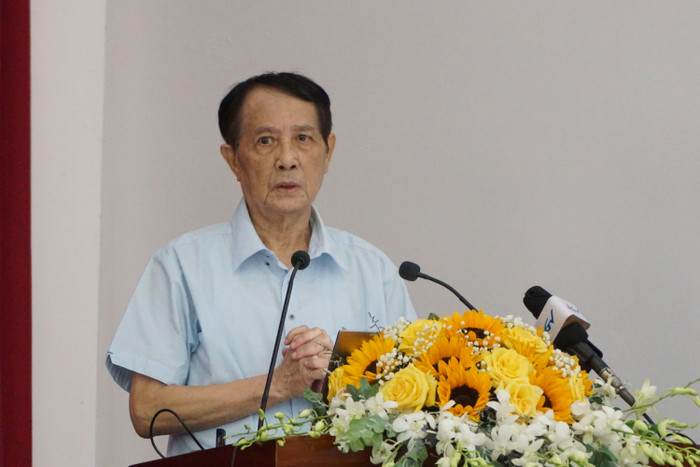 Tiến sĩ Phạm Đỗ Nhật Tiến trình bày tham luận tại hội thảo sáng ngày 12/5